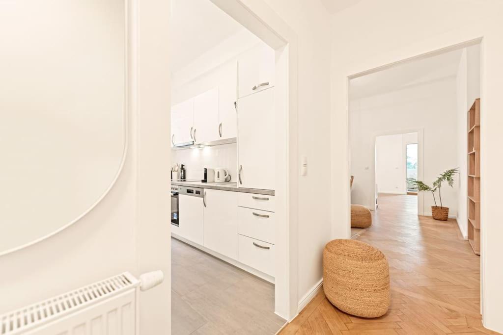 Cozy Apartment In Quiet Location, Fast Train Station 100M Away, Contactless Check-In Wina Bagian luar foto