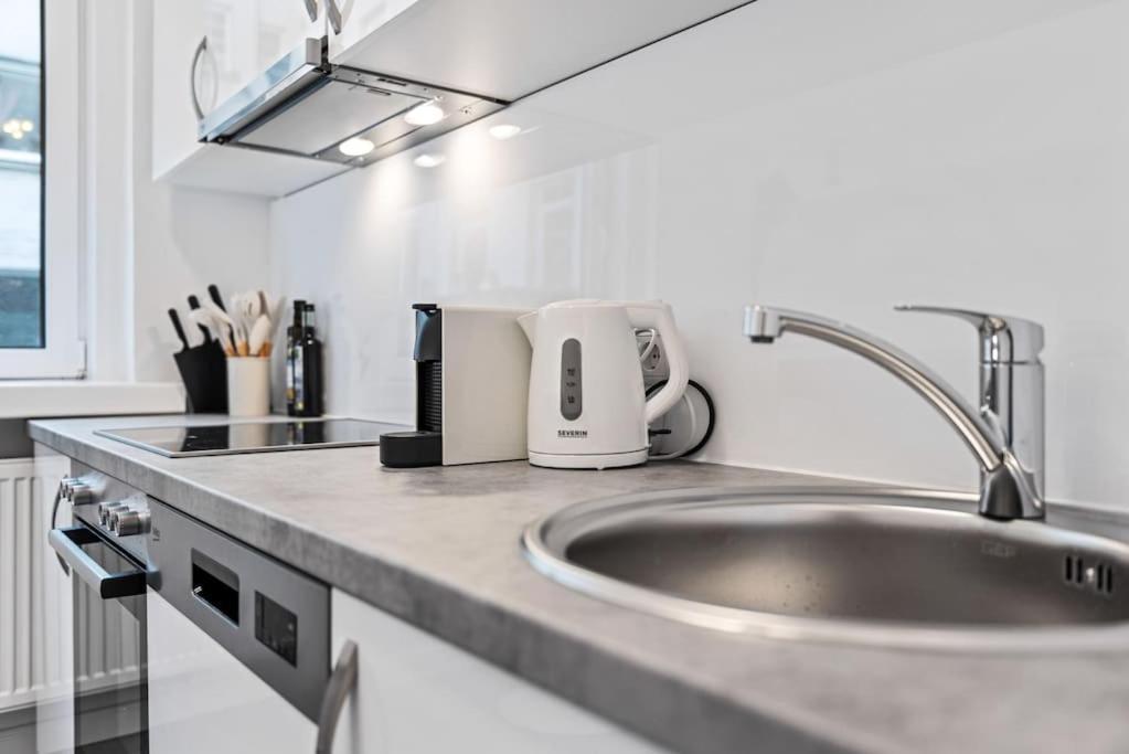 Cozy Apartment In Quiet Location, Fast Train Station 100M Away, Contactless Check-In Wina Bagian luar foto