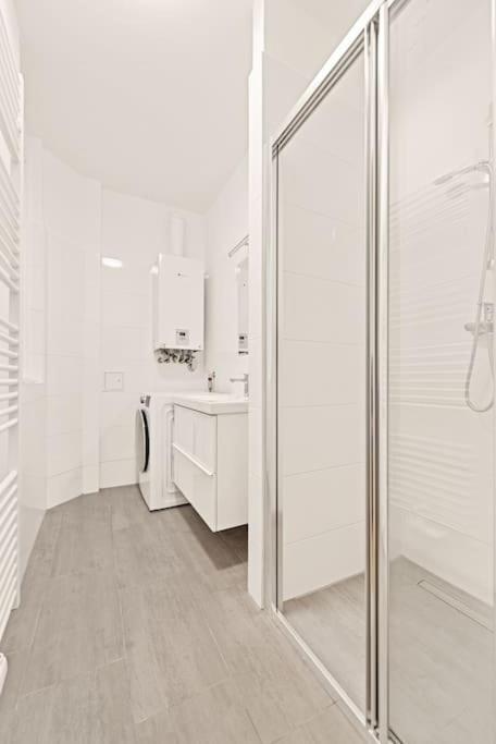 Cozy Apartment In Quiet Location, Fast Train Station 100M Away, Contactless Check-In Wina Bagian luar foto