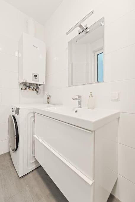 Cozy Apartment In Quiet Location, Fast Train Station 100M Away, Contactless Check-In Wina Bagian luar foto