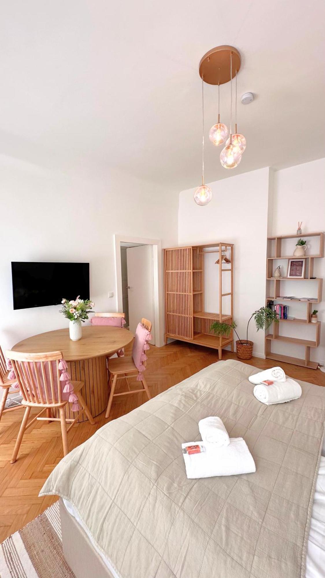 Cozy Apartment In Quiet Location, Fast Train Station 100M Away, Contactless Check-In Wina Bagian luar foto